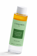 Application démaquillant biphasé L'Onyrìa Paris nettoyant doux sur le visage